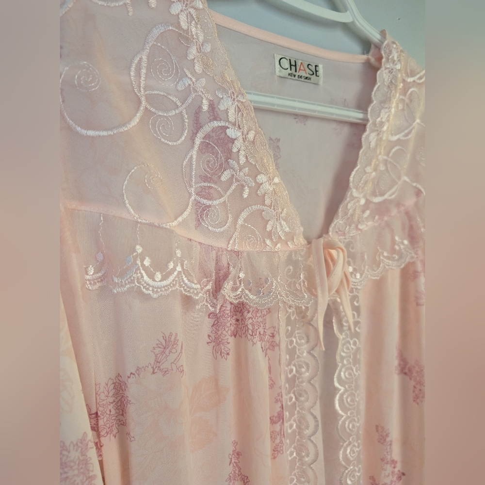 Beautiful Vintage Night Robe - Picture 4 of 6